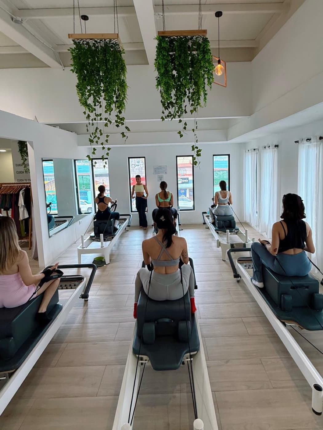 Clase de reformer en el estudio