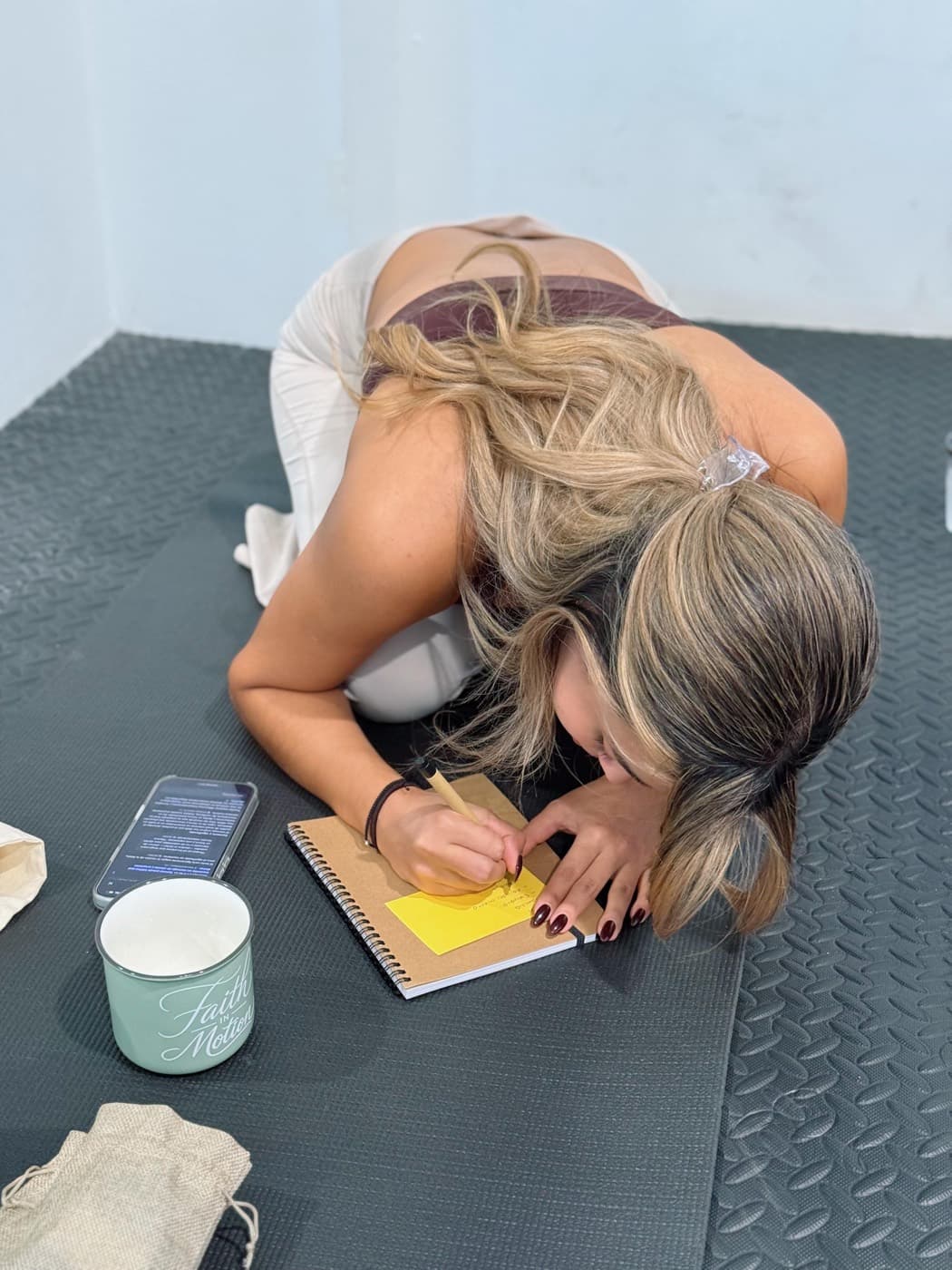 Escribiendo intenciones con la mug Faith in Motion